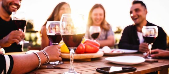 Apéros de l’été : les dangers de l’alcoolisme